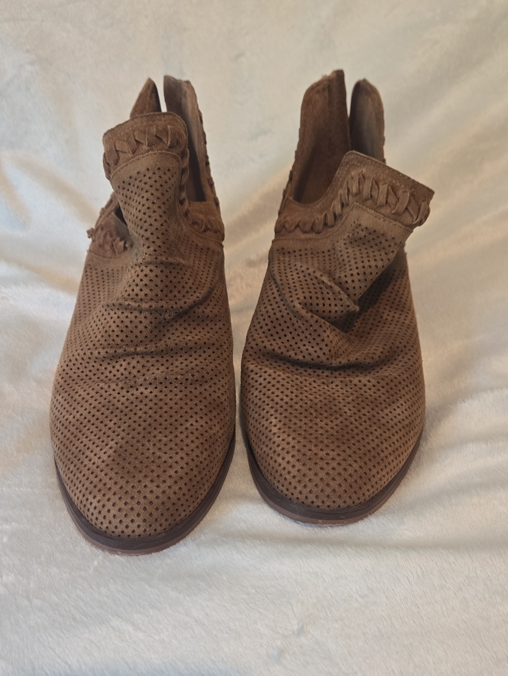 Vince Camuto Perforated Ankle Slip-in Suede Leather Booties SZ 9 Wide